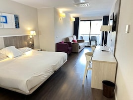 Quarto triplo | Roupas de cama premium, edredons de pluma, frigobar, cofres nos quartos