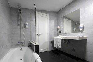Kostenlose Toilettenartikel, Haartrockner, Handtücher, Seife
