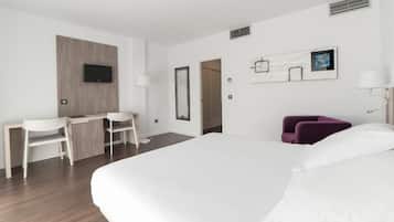 Habitación económica doble | Ropa de cama de alta calidad, edredones de plumas, minibar y caja fuerte