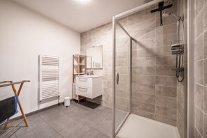 Douche, sèche-cheveux