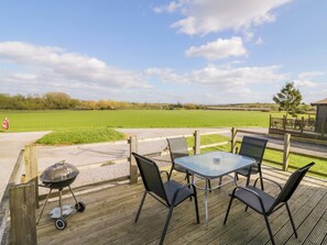 Outdoor dining - Laurel Lodge (Evesham)