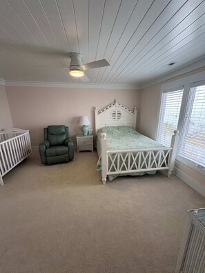 6 bedrooms, desk, iron/ironing board, travel crib