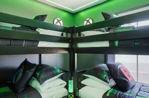 Schreibtisch, Bügeleisen/Bügelbrett, Reisekinderbett, WLAN