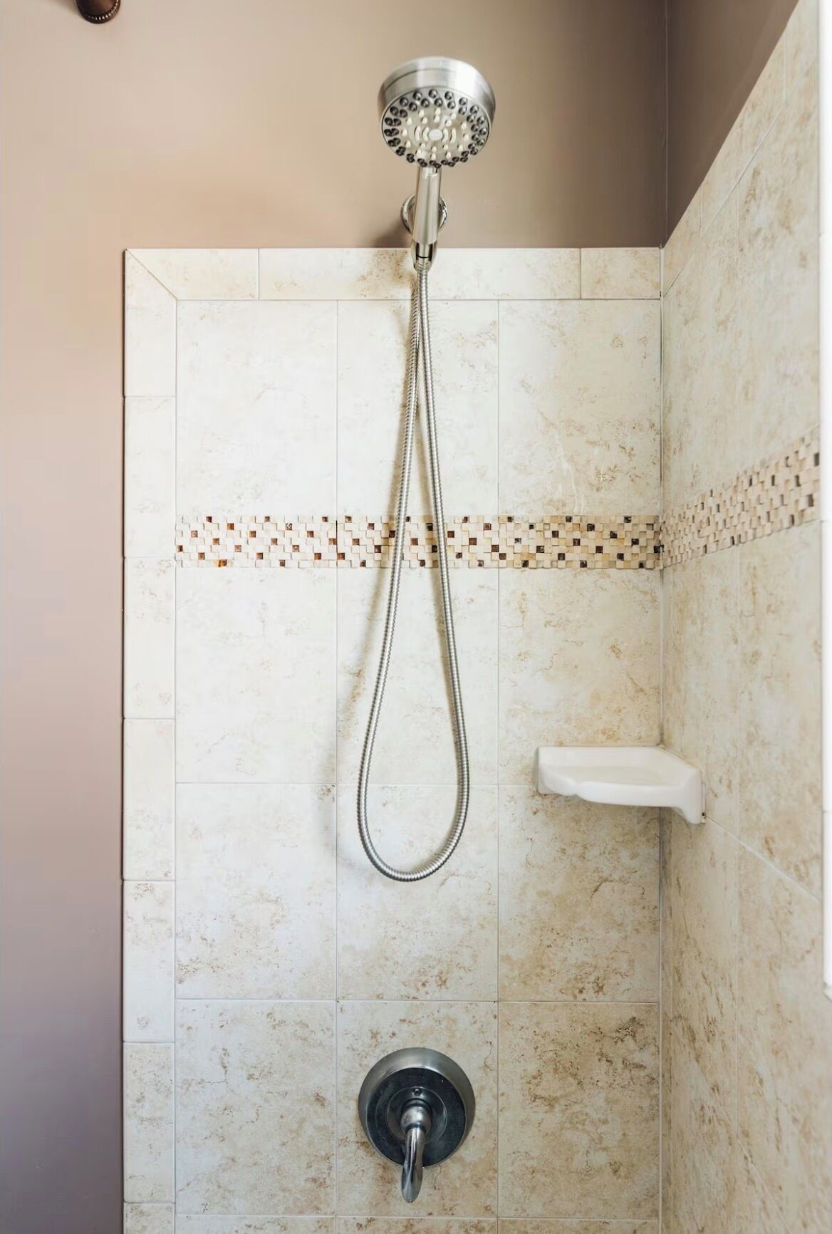 Secadora de cabello, toallas, jabón, papel de baño 
