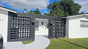 A modern house with a garage door, a driveway, and a mailbox.