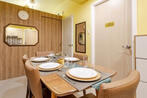 Comfort Condo, 1 Bedroom, Balcony, Pool View | In-room dining - Elevesuites Homestay (Quezon City)