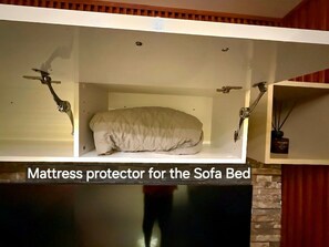 Comfort Condo, 1 Bedroom, Balcony, Pool View | Wardrobe - Elevesuites Homestay (Quezon City)