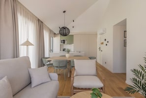 Leilighet, 2 soverom, terrasse | Oppholdsområde | En 50-tommers Flatskjerm-TV med kabel-kanaler