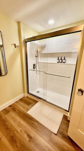 Shower, hair dryer, towels, soap - Charming Citrus 3BR/2BA house-steps to Downtown Inverness Entertainment Dining (Inverness)