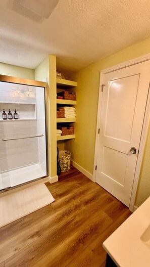 Shower, hair dryer, towels, soap - Charming Citrus 3BR/2BA house-steps to Downtown Inverness Entertainment Dining (Inverness)