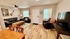 Living area - Charming Citrus 3BR/2BA house-steps to Downtown Inverness Entertainment Dining (Inverness)