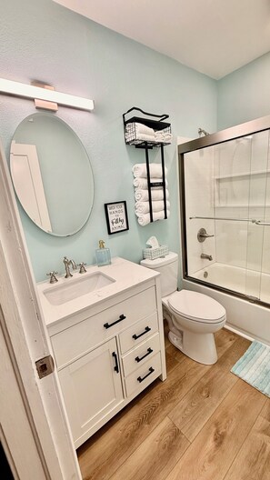 Bathroom - Charming Citrus 3BR/2BA house-steps to Downtown Inverness Entertainment Dining (Inverness)