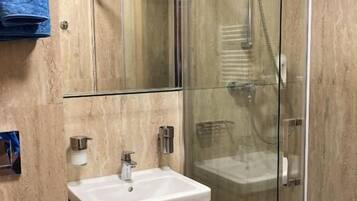 Economy Double Room | Bathroom