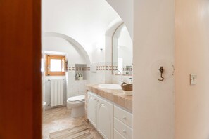 Shower, bidet, towels - Trulli Valeria by Monholiday (Monopoli)