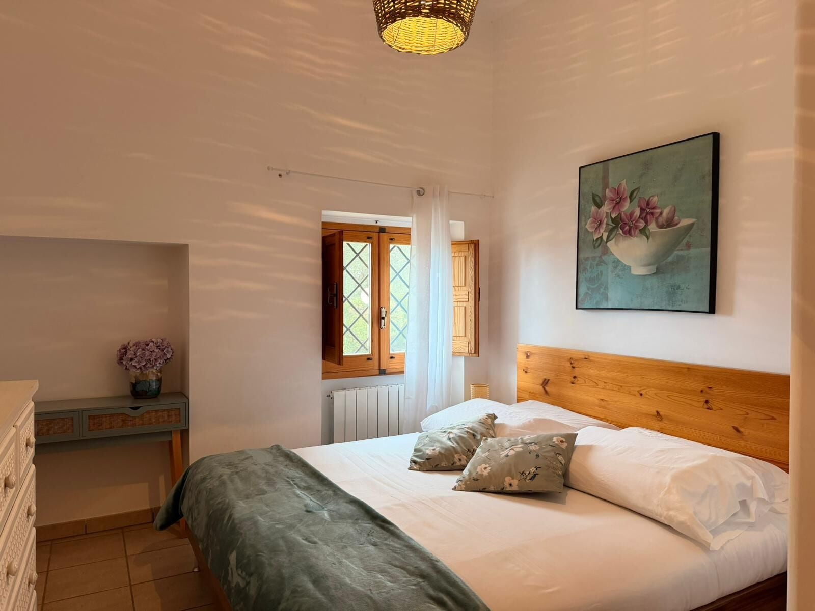 Iron/ironing board, free WiFi, bed sheets
