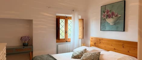 Iron/ironing board, free WiFi, bed sheets