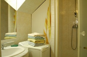 Regadera, secadora de cabello, toallas 