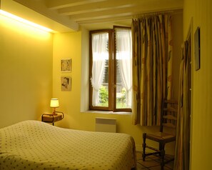 Tabla de planchar con plancha, wifi y ropa de cama 