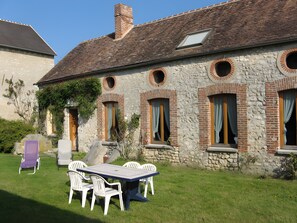 Outdoor dining - Holiday Home Haras De La Fontaine Diva (Poligny)