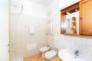 Shower, hair dryer, bidet, towels - Sun Apartment in Villa Daria 2 km from the sea of the Gulf of Tigullio (Chiavari)