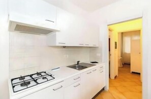 Private kitchen - Sun Apartment in Villa Daria 2 km from the sea of the Gulf of Tigullio (Chiavari)