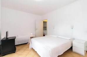 WiFi, bed sheets - Sun Apartment in Villa Daria 2 km from the sea of the Gulf of Tigullio (Chiavari)