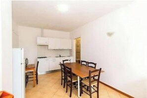 Dining - Sun Apartment in Villa Daria 2 km from the sea of the Gulf of Tigullio (Chiavari)
