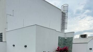 Apartament Comfort, pati hawaià, vistes a la ciutat | Piscina