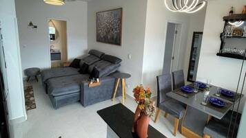 Apartament Comfort, pati hawaià, vistes a la ciutat | Sala d'estar