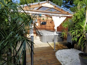 Property grounds - Family or Group Gîte Near Guingamp, Beaches, and Festivals (Ploumagoar)