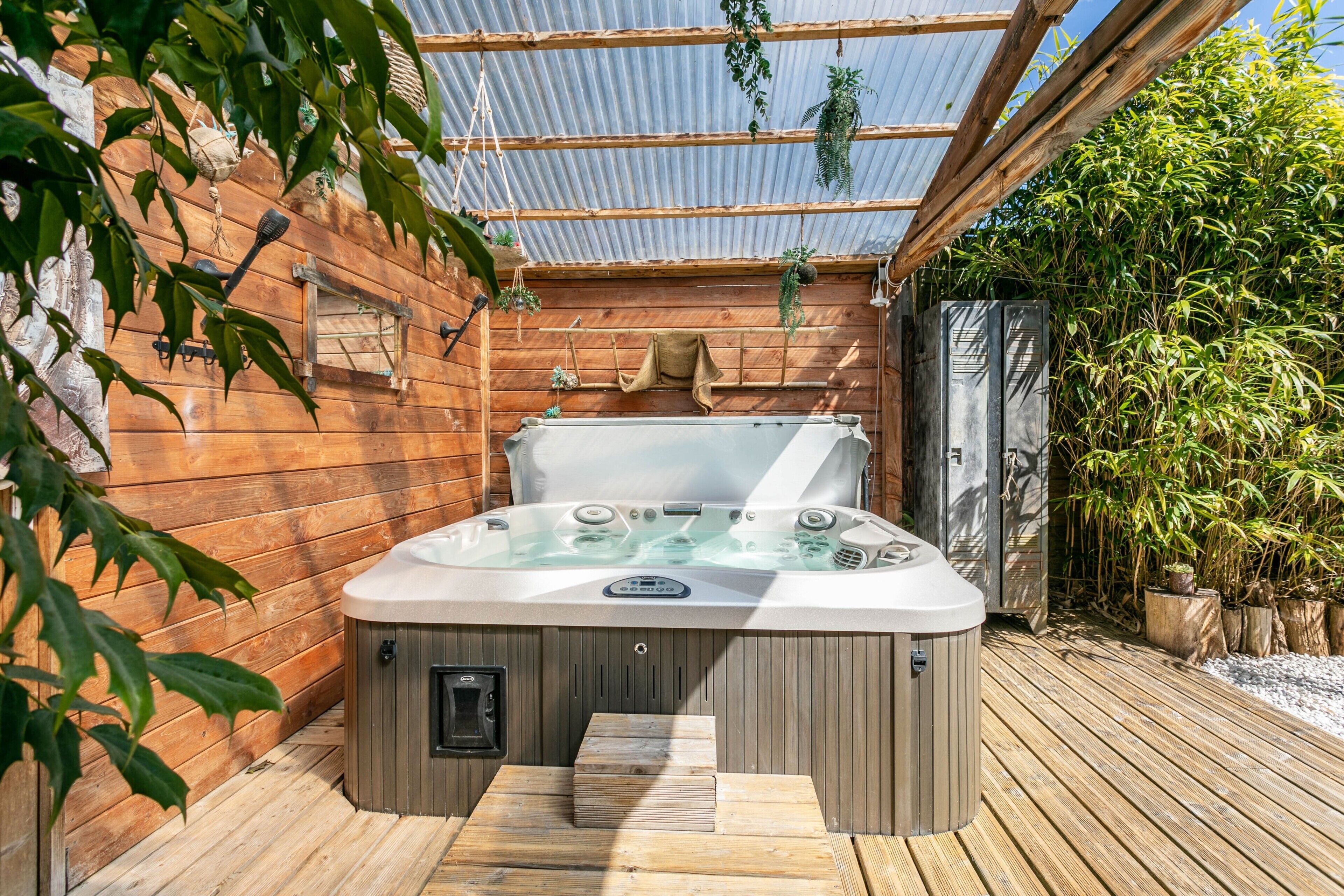 Outdoor spa tub