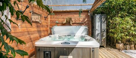 Outdoor spa tub