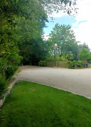 Property grounds - Family or Group Gîte Near Guingamp, Beaches, and Festivals (Ploumagoar)