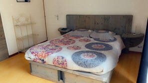 Room - Family or Group Gîte Near Guingamp, Beaches, and Festivals (Ploumagoar)