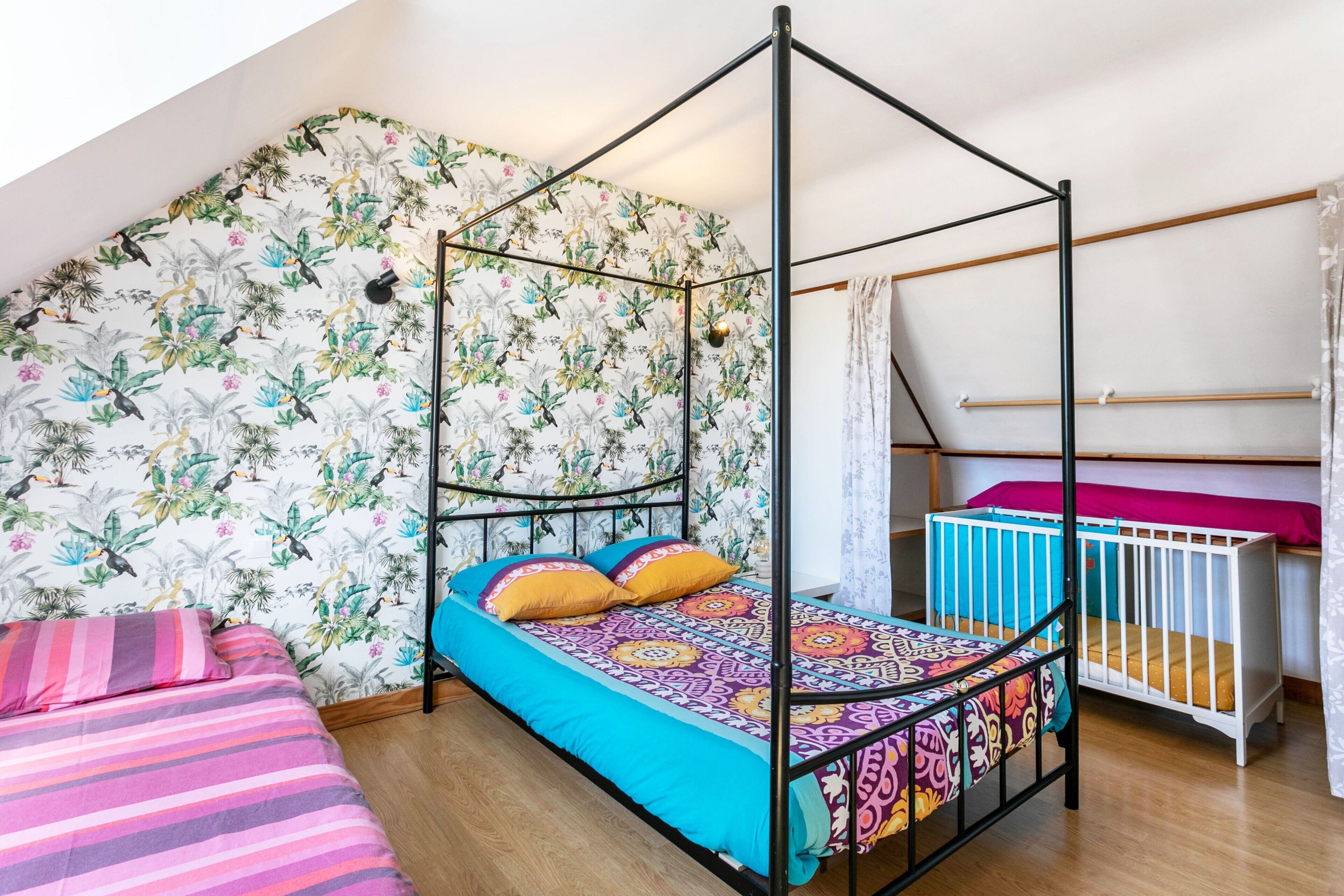 Tabla de planchar con plancha, wifi y ropa de cama 