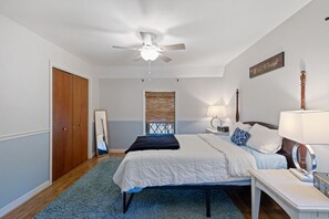 2 bedrooms, desk, WiFi, bed sheets