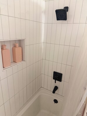 Haartrockner, Handtücher, Seife, Shampoo