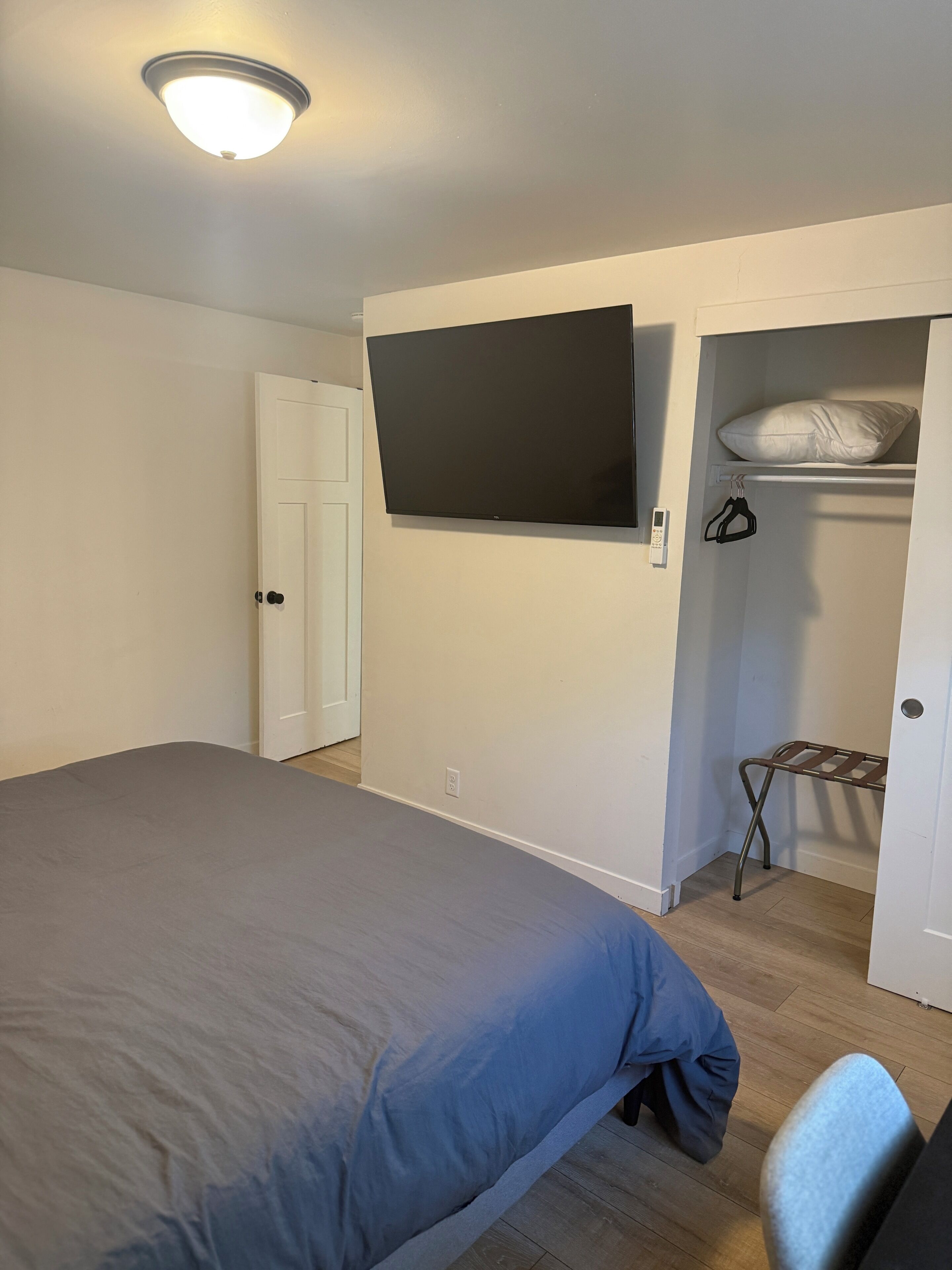 2 bedrooms, desk, iron/ironing board, travel cot
