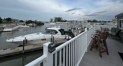 Peaceful houseboat in Port Clinton