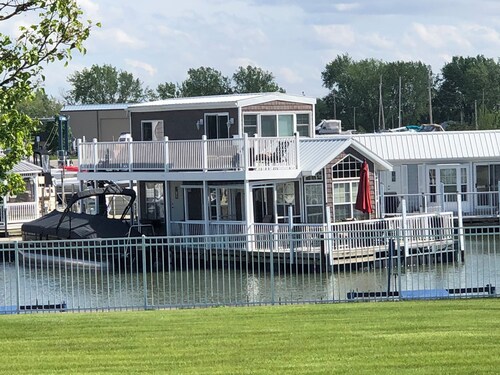 Peaceful houseboat in Port Clinton