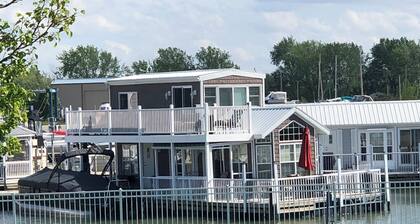 Peaceful houseboat in Port Clinton