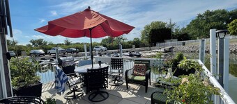 Peaceful houseboat in Port Clinton