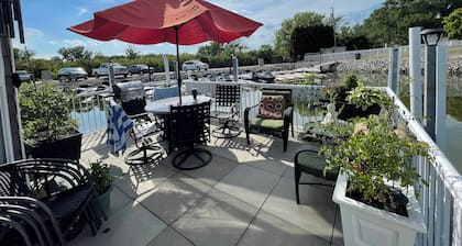 Peaceful houseboat in Port Clinton
