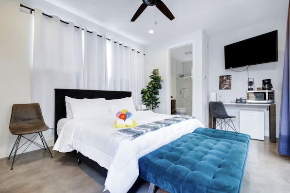 Room - Southtown Guesthouse | Sleeps up to 3 | Walk to Alamodome & River Walk (San Antonio)