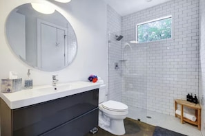 Bathroom - Southtown Guesthouse | Sleeps up to 3 | Walk to Alamodome & River Walk (San Antonio)