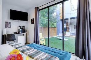 Room - Southtown Guesthouse | Sleeps up to 3 | Walk to Alamodome & River Walk (San Antonio)