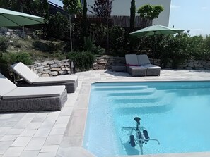 Pool - Bed and Breakfast 'Chambre Dans La Villa Takamaka' with Mountain View, Wi-Fi and Air Conditioning (Manosque)