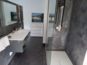 Bathroom - Bed and Breakfast 'Chambre Dans La Villa Takamaka' with Mountain View, Wi-Fi and Air Conditioning (Manosque)