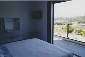 Room - Bed and Breakfast 'Chambre Dans La Villa Takamaka' with Mountain View, Wi-Fi and Air Conditioning (Manosque)