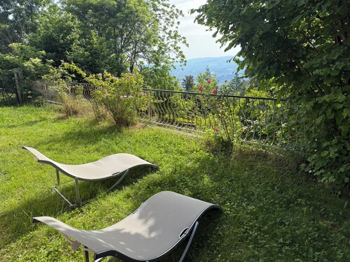 Chambre d'hôtes avec les juments comme voisines, les cavaliers sont bienvenus.